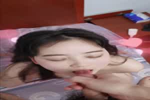 嘴巴接住精子  背景图片