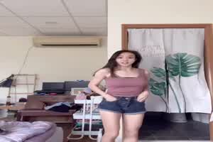 台湾校花给男友拍摄裸舞诱惑视频被破解资源遭到流出，完美裸露3点，自慰高潮  背景图片