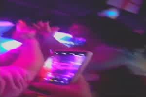 跑去夜店蹦迪泡到妹妹欲火焚身脱光衣服  背景图片