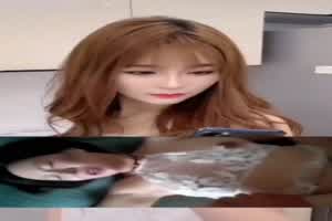 儿子给妈妈看小黄片，把妈妈给上了  背景图片