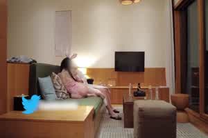 推特网黄大神【yooheejade】高价原版流出，巨乳肥臀高颜值露脸绿茶婊，金钱的作用，3P内射中出  背景图片