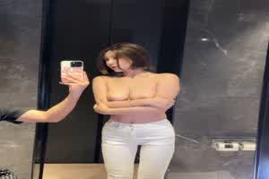 绝美女神的大奶子  背景图片