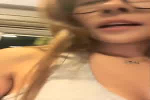 【网红留学生】金刚芭比[蜜桃臀爱喷水]健身房隔裤喷~被老外干爆了！学霸女孩海外淫乱生活！  背景图片