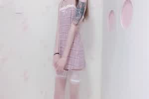 原创 米娜姐姐 粉嫩少女卧室舔假鸡巴  背景图片