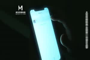 麻豆传媒 狼叔月圆逞欲爆操侄女 父母面前被硬上得逞 艾鲤  背景图片