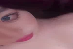 抖音网红大奶反差婊_MRboring_自拍被发现后淡定发朋友圈，还表示以后要涨价  背景图片