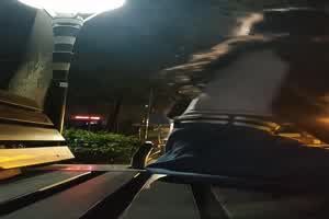 欲求不满的少女 在公园偷偷玩玩具塞在小穴  背景图片