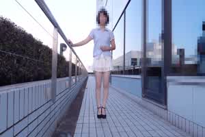 抖音网红淫钰儿写字楼旁自拍露出视频  背景图片