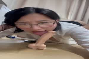 平常看似端庄有理的眼镜妹妹回家就变骚母狗  背景图片