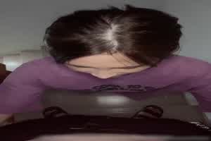 高颜值露脸！零零后台湾人气模特OF性爱私拍 主人的任务！在公寓楼梯口为主人口爆  背景图片