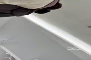 小情侣在约会抓住萝利的抄底  背景图片