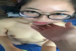 反差眼镜娘足交调教我的鸡巴  背景图片