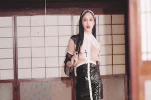 绝美爆乳梦幻女神『辛尤里』大口爆各种爆操满足美丽修女的淫欲  背景图片