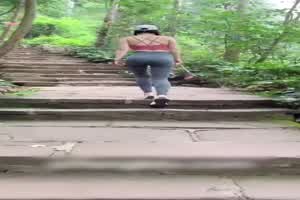 最新户外爬山私拍 惨遭咸猪手揉奶摸臀 高清对白  背景图片