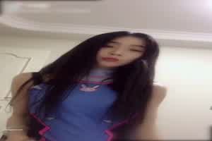 神似赖美云火箭少女成员 骚货扭动露出流出  背景图片