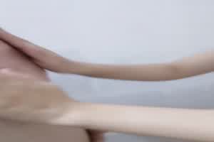 帮哥哥洗澡，洗着洗着又对我....  背景图片