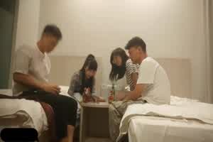 换妻翻车现场 两对夫妻玩游戏 后面貌似被发现了直接翻车 为了弥补 自己干自己老婆  背景图片