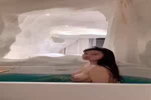 巨乳美女的温泉保养  背景图片