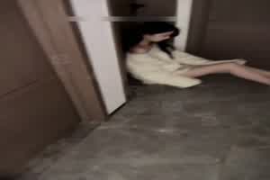 自购推特长腿女神免费版-黑丝高跟女神，顶着丝袜插到底部，射在高跟鞋上又穿上，脚上黑丝被沾满了精液  背景图片