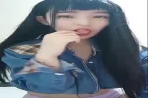 白晰巨乳大美女想要被操  背景图片