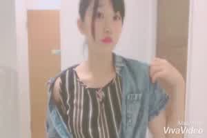 甜美小可爱厕所自拍  背景图片