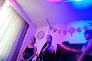 挑了一个大奶美女在酒店开房享受爱爱大餐  背景图片