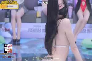 扭动屁股骚货们 露奶情趣综艺  背景图片