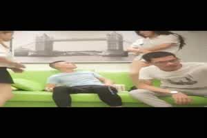 大战两位零零后小妹妹，场面刺激2  背景图片