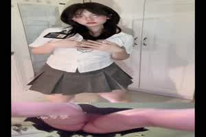 乖乖女回家后的制服热舞诱惑  背景图片