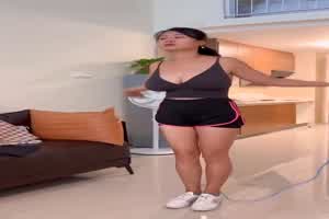 少妇跳绳巨乳抖动  背景图片