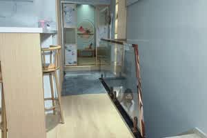 被爸爸醉酒后强操过后的继女，食髓知味躲在房 间里偷偷自慰吸引爸爸过来一脸无辜的样子真想 操死她！  背景图片