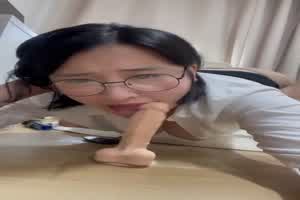 黑丝反差翘臀女友口活一绝  背景图片