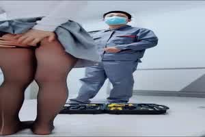 已婚少妇勾引修理工，对白特别有趣。  背景图片