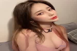 美女菊花吃草莓甜甜的  背景图片