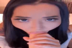 性感啦啦队正妹把假机八想象成篮球队队员的肉棒  背景图片