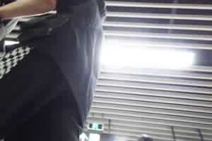 超长抄底温婉妹子大长腿骚丁露毛  背景图片