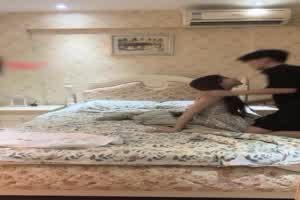 偷拍跟清纯可爱女友做爱  背景图片