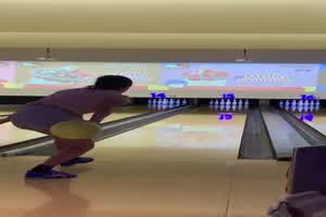 绿帽！广州绿帽国男贡献自己做英语老师的老婆给白人鬼子  背景图片