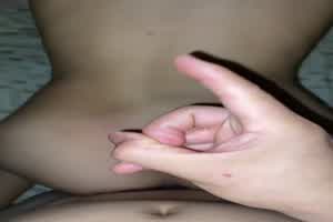 后入这颗大蜜桃在淋上炼乳  背景图片