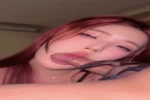 顶级美女的口交实录，拿屌像拿MIC  背景图片