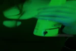 入狱绝版系九儿免费版-真实酒吧姐妹百合，酒精发酵真吓人，俩人直接站着尿尿  背景图片