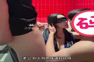 单男的大鸡吧被瑶瑶亲手喂进了我的嘴里  背景图片