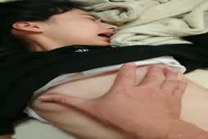 蹭着弟媳睡着过来摸两下  背景图片