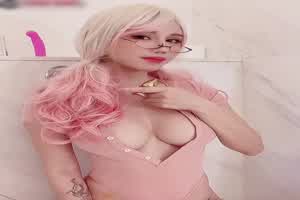 巨乳金发混血小姐姐  背景图片