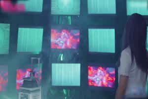 皇家华人 未来实验室透明药丸 女大生无我情欲境界  背景图片