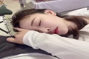 大晚上没事捏捏鸡巴想要鸡巴插进来  背景图片