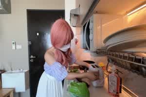 原创 妹妹在家一边做饭一边被干，菜还没熟逼先被操熟了  背景图片