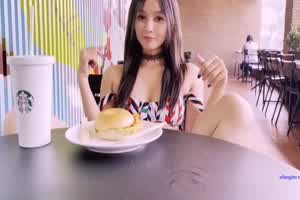 漂亮的小姐姐公共场所人前露出，阴道菊花双插  背景图片