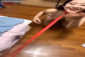 命令我家女友当小母狗训练  背景图片