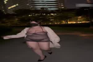 刚脱下的内裤不到十分钟，去捡呀~  背景图片